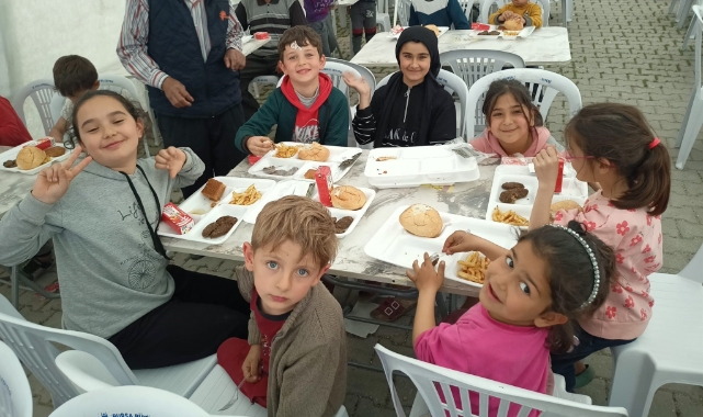 Bursa'da küçük depremzedelere erken iftar