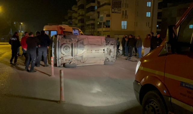 Bursa'da otomobilin çarptığı hafif ticari araç devrildi