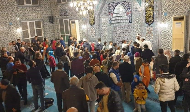 Bursa'da teravihe giden çocuklara hediye