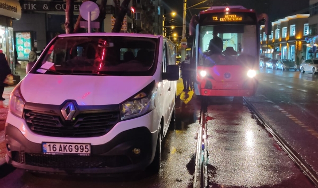 Bursa'da yanlış park raylı sistemi durdurdu