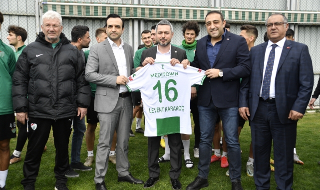 Bursaspor Bahçeliye forma hediye etti