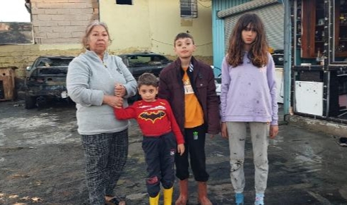 Çadır yandı: 10 kişilik depremzede aile sokakta kaldı