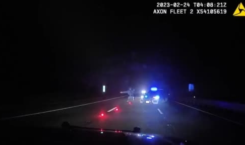 Çekici kazaya müdahale eden polis araçlarını biçti