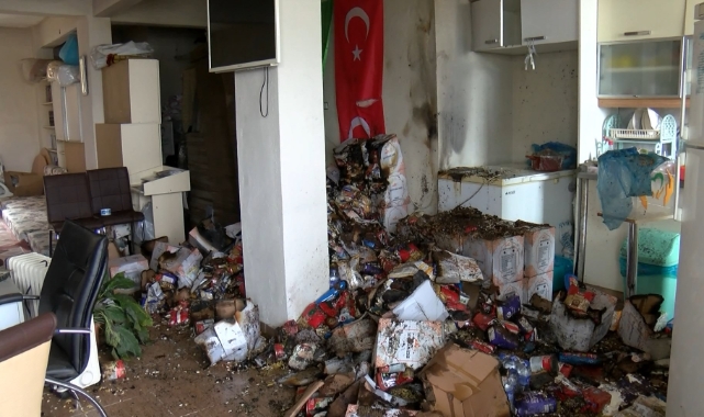 Çıkan yangın yardım malzemelerini küle çevirdi