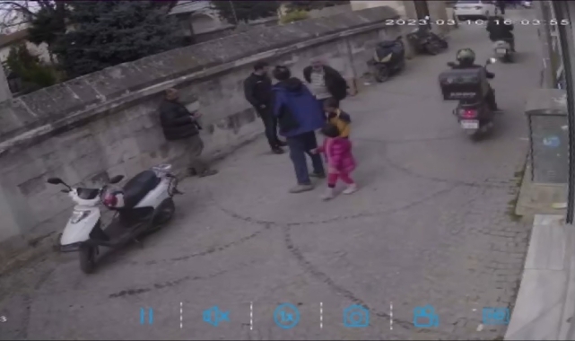 Çocuklarının gözleri önünde bıçaklandı