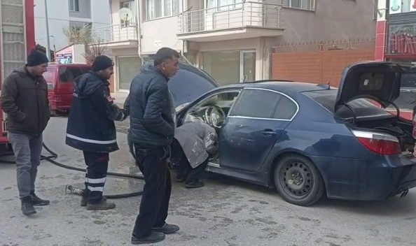 Çorum'da otomobil seyir halinde alev aldı