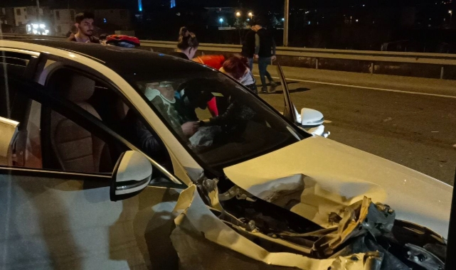 D-100’de otomobil kamyona çarptı