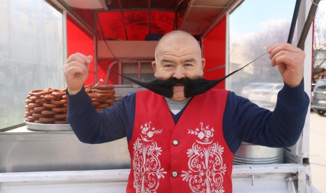 Dedesine özendi, 80 santimetre bıyık bıraktı