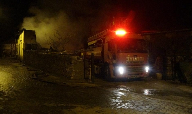 Depoda başlayan yangında ev küle döndü