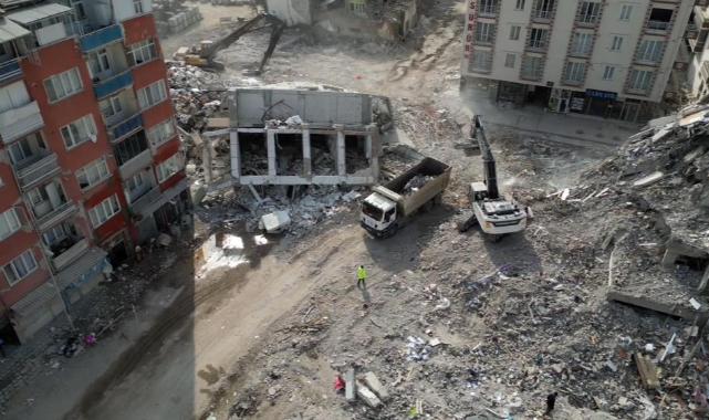 Deprem bölgesinde enkaz kaldırma çalışmaları sürüyor