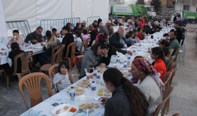 Deprem bölgesinde ilk iftar