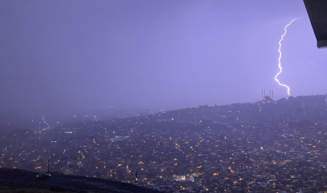 Deprem bölgesinde şimşekler geceyi gündüze çevirdi