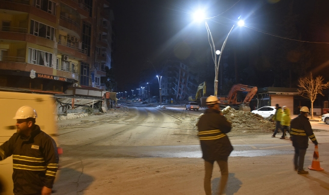 Deprem bölgesindeki binalara elektrik ve doğal gaz verildi