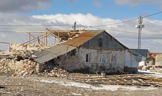 Deprem bölgesindeki fırtına, hayatı olumsuz etkiliyor