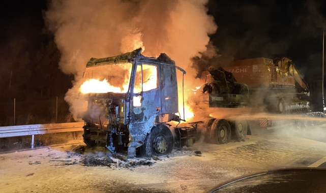Deprem bölgesine iş makinesi götüren TIR yandı