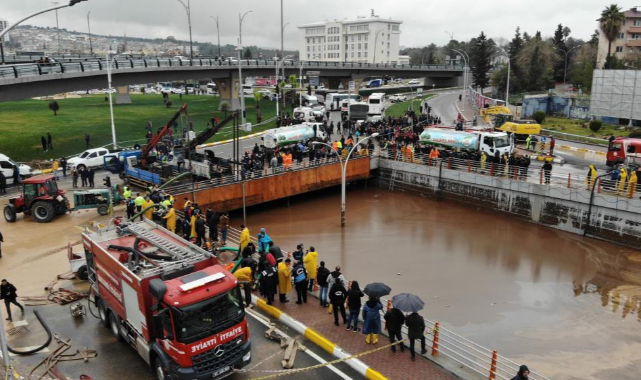 Deprem bölgesini sel vurdu: Can kaybı 10'a yükseldi