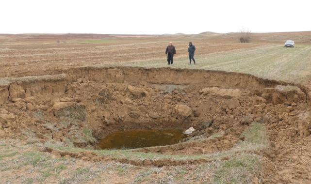 Deprem sonrası oluşan obruk, köylüleri korkuttu