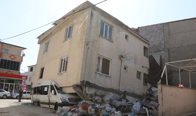 Depremde binanın yıkılmasını minibüs önledi