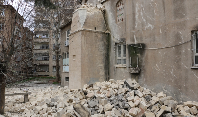 Depremde hasar gören cami minaresi yıkıldı