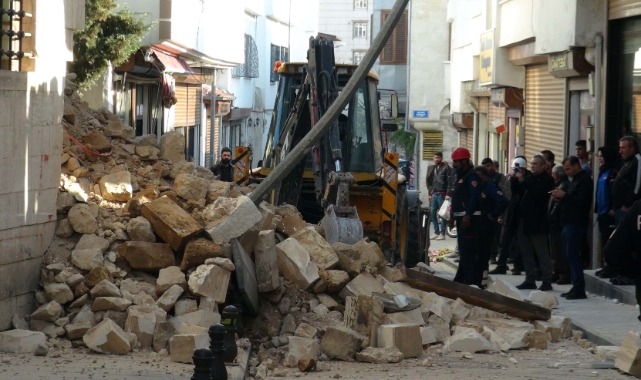Depremde hasar gören caminin duvarı yıkıldı