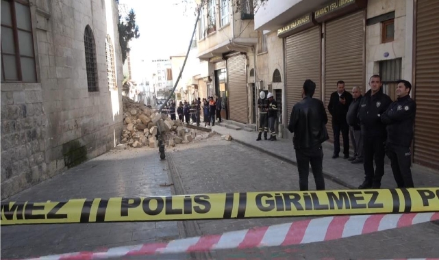 Depremde hasar gören tarihi caminin duvarı çöktü