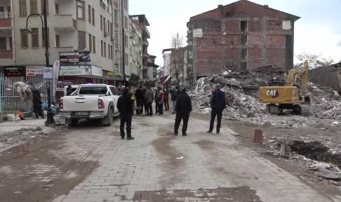 Depremde yıkılan binanın enkazında ceset bulundu