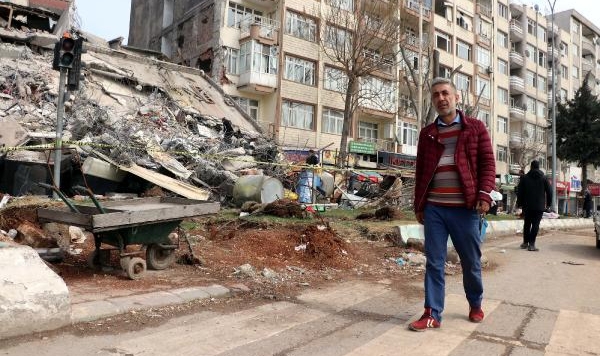Depremden 50 saat sonra enkazı elleriyle kazarak çıkmış