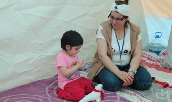 Depremden önce evden kovulan kadın ve kızı hayatta kaldı