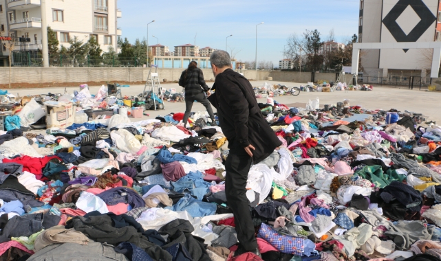 Depremin ardından gözü yaşlı baba kaldı
