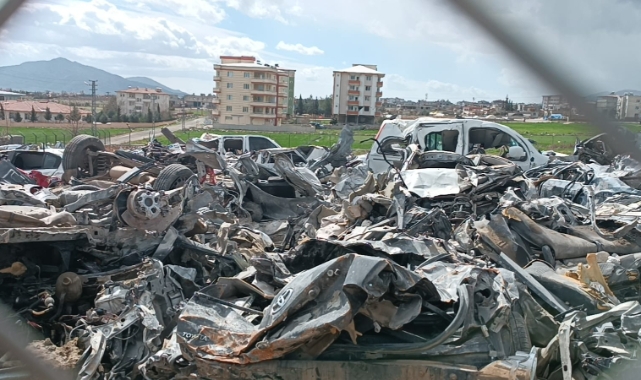 Depremin vurduğu bölgede araçlar hurdaya döndü