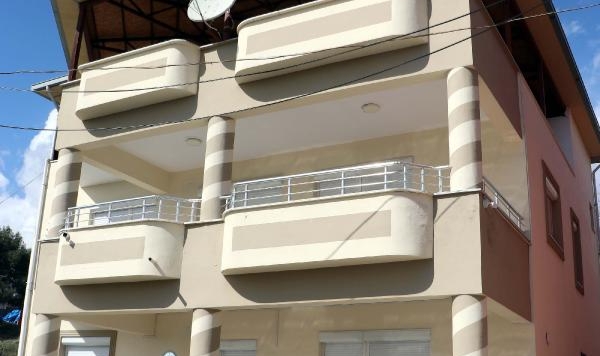 Depremlerde binanın yönü değişti