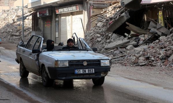 Depremzede aracını, tavanını kestirerek enkazdan çıkarttırmış