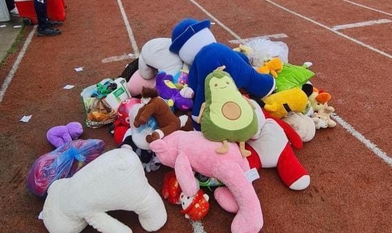 Depremzede çocukları için sahaya oyuncaklar atıldı