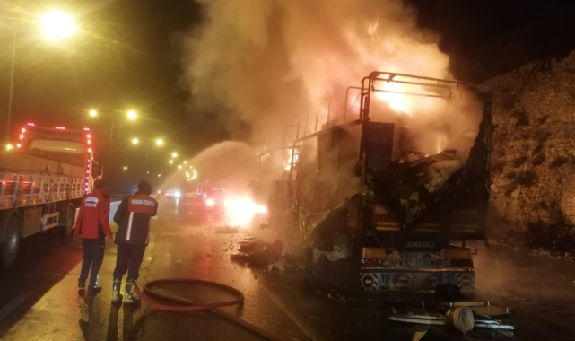 Depremzedelerin eşyalarını taşıyan TIR cayır cayır yandı