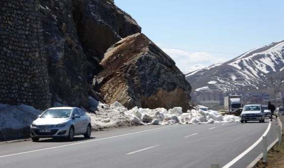 Dev kaya yolu trafiğe kapattı