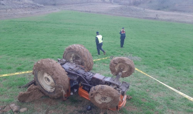 Devrilen traktörün altında kalan sürücü yaşamını yitirdi