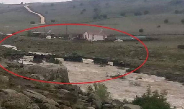 Diyarbakır'da dere taştı, köprü yıkıldı
