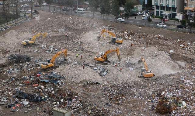 Diyarbakır’da enkaz kaldırma çalışmaları devam ediyor