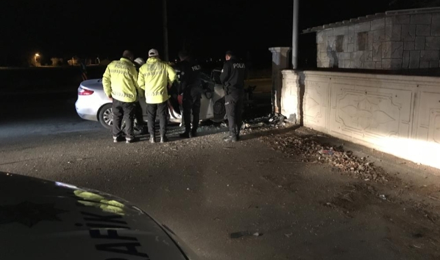 Duvara çarpan otomobilin sürücüsü hayatını kaybetti