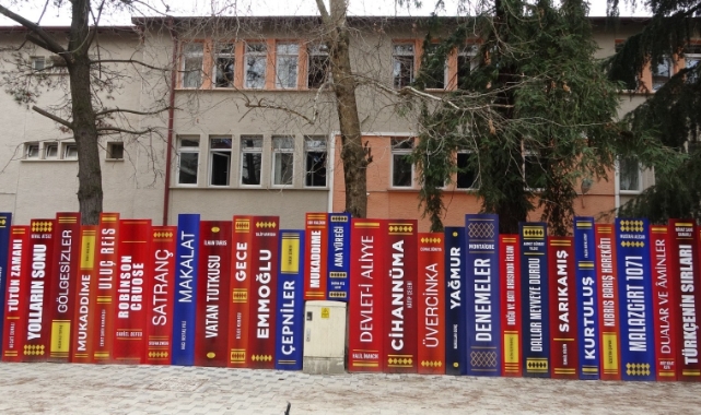 Duvarı gören okumadan geçemiyor