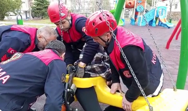 Eğlenmek için bindiği salıncak kabusu oldu