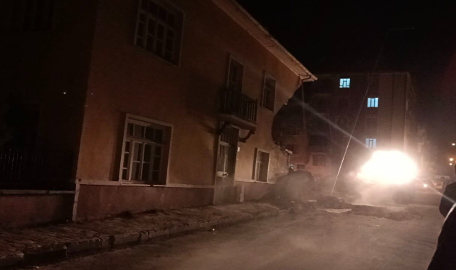 Yıkım kararı alınan binanın bir kısmı çöktü