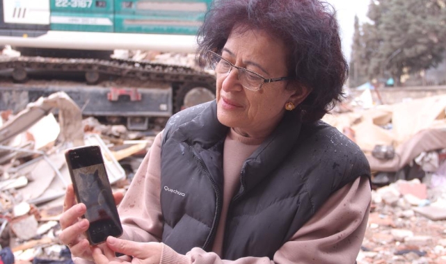 Enkaz başında gece gündüz kedilerini arıyor