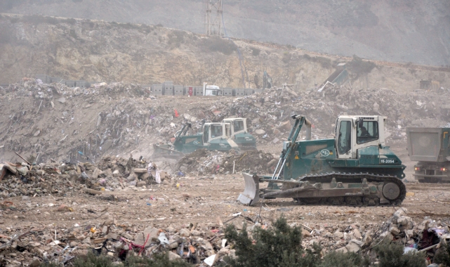 Enkaz kaldırma çalışmaları Hatay'da toz bulutu oluşturdu