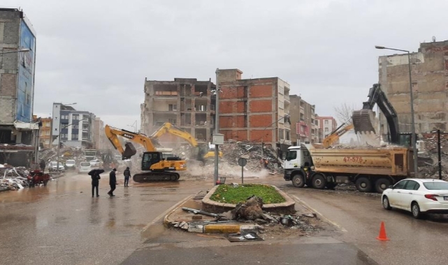 Enkaz kaldırma çalışmaları yağmura rağmen sürüyor