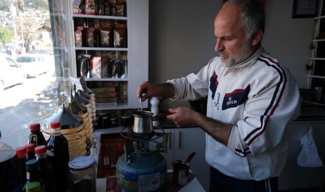 Enkaz yığınları arasında umut dağıtıyor