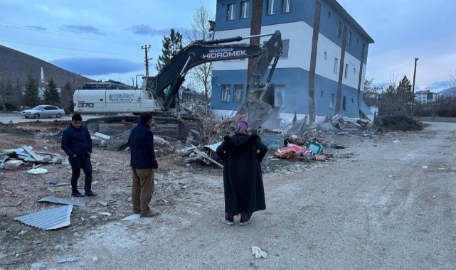 Enkazda altınları bulunan kadın sevinçten bayıldı