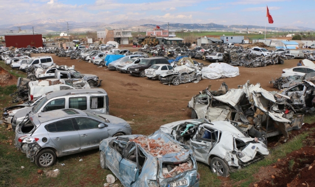 Enkazdan çıkarılan araçlar, yediemin otoparkında bekletiliyor