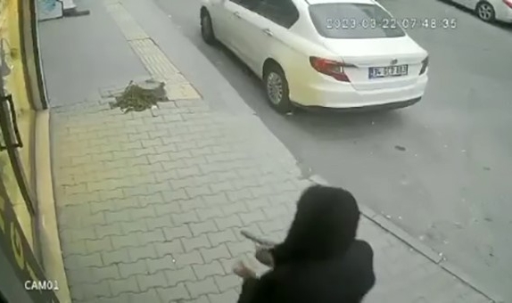 Eşi ile ilişkisi olduğunu düşündüğü şahsı vurdu