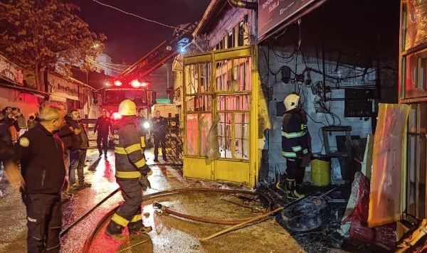 Eskişehir’de 2 dükkan kül oldu